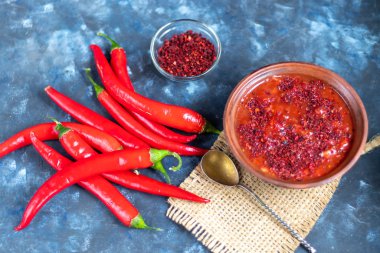 Harissa acı biberli makarna. Sarımsak, zeru ve kişniş de kullanıyorlar..