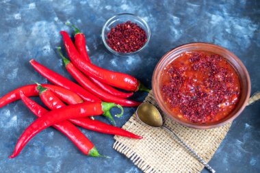 Harissa acı biberli makarna. Sarımsak, zeru ve kişniş de kullanıyorlar..