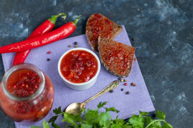 Harissa acı biberli makarna. Sarımsak, zeru ve kişniş de kullanıyorlar..