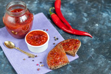Harissa acı biberli makarna. Sarımsak, zeru ve kişniş de kullanıyorlar..