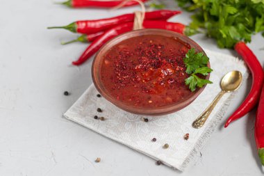 Harissa acı biberli makarna. Sarımsak, zeru ve kişniş de kullanıyorlar..