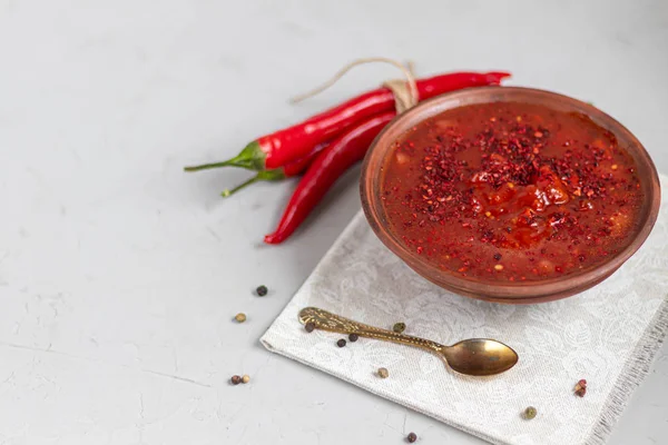 Harissa pâtes au piment fort. Ils utilisent aussi de l'ail, du zéru et de la coriandre . — Photo