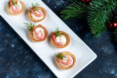 Krem peynirli ve karidesli tart. Dereotu ve maydanozla süslenmiş. Deniz ürünleri..