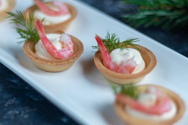 Krem peynirli ve karidesli tart. Dereotu ve maydanozla süslenmiş. Deniz ürünleri..