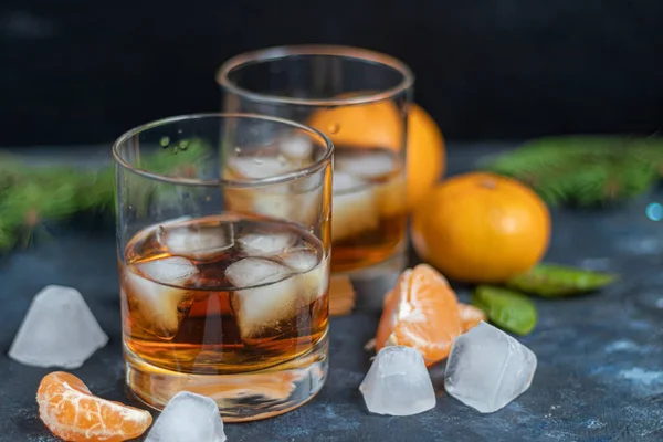 Whisky en vasos con hielo y transpiración sobre fondo oscuro . — Foto de Stock