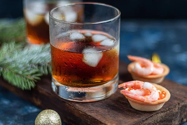 Whisky en vasos con hielo y transpiración sobre fondo oscuro . — Foto de Stock