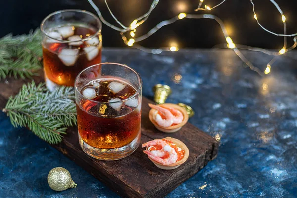 Whisky in Gläsern mit Eis und Schweiß auf dunklem Hintergrund. — Stockfoto