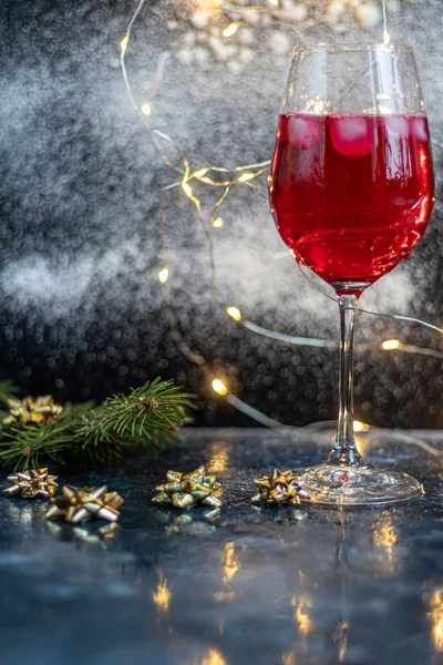 Rotwein in Gläsern mit Eis und Schweiß auf dunklem Hintergrund. — Stockfoto