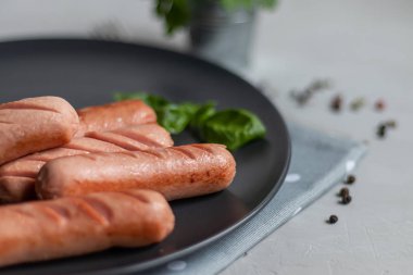 Sosis ve sebze kahvaltısı. Domates dilimlenmiş. Hafif bir arkaplanda.