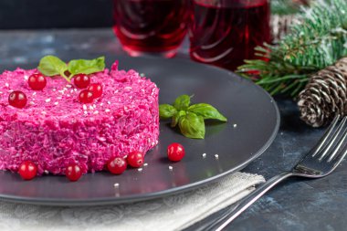 Pancar ve yumuşak peynirli tatil salatası. Susam tohumu ve Chanok ekledim. Vejetaryen yemeği..