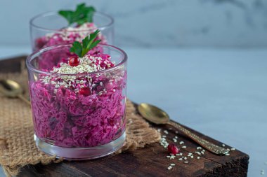 Pancar salatası ve gözlüklü yumuşak peynir. Susam tohumu ve şanok ekle.