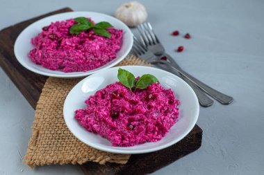 Pancar ve yumuşak peynirli tatil salatası. Susam tohumu ve Chanok ekledim. Vejetaryen yemeği. Sağlıklı yemek..