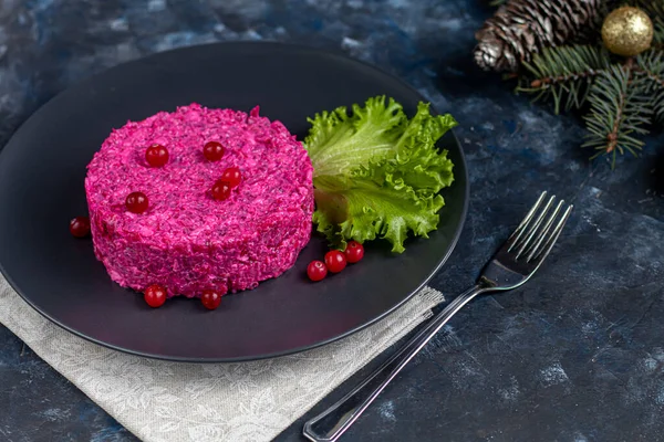 Ensalada navideña de remolacha y queso blando. Añadido semillas de sésamo y chanok. Comida vegetariana . — Foto de Stock