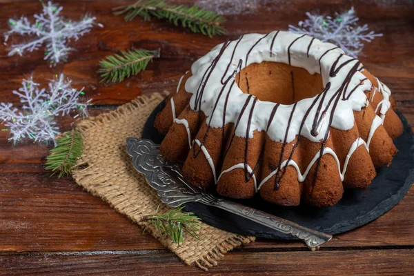 Bellissimo cupcake festivo decorato con scoiattoli montati e gelatina di lamponi . — Foto Stock