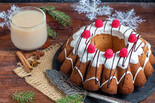 Beautiful festive cupcake decorated with whipped squirrels and raspberry jelly. — ストック写真