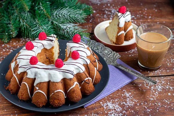 Bellissimo cupcake festivo decorato con scoiattoli montati e gelatina di lamponi . — Foto Stock