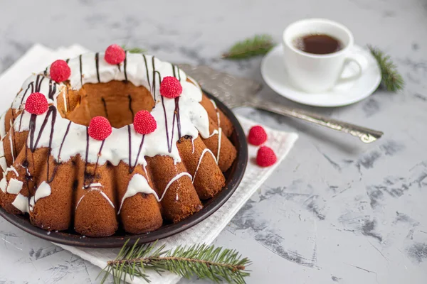 Beautiful festive cupcake decorated with whipped squirrels and raspberry jelly. — ストック写真