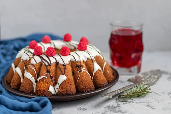 Bellissimo cupcake festivo decorato con scoiattoli montati e gelatina di lamponi . — Foto Stock