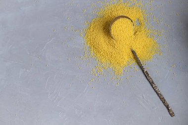 Kuzen gri bir zemine saçılmış betonun altında..