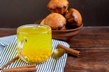 Sıcak bir içecek. Deniz karabatağı çayı. Sonbaharda ya da kışın daha sık iç. Sağlığa iyi gelir.