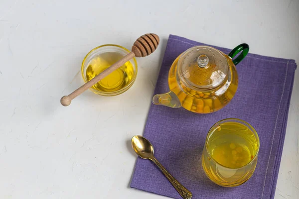 Tè all'olivello spinoso. Un drink riscaldante. Beva più spesso nella caduta o nell'inverno. Buono per la salute . — Foto Stock