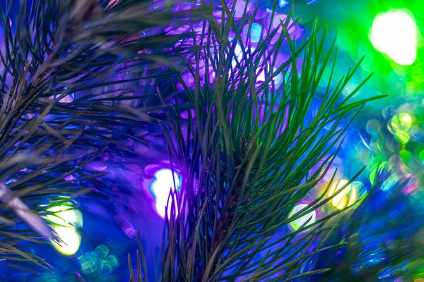 Kerstboom versierd met speelgoed en sprankelingen. Tegen de achtergrond van blauw, trend 2020. — Stockfoto