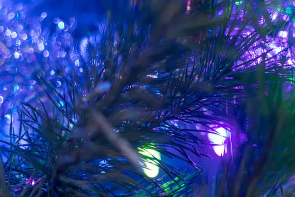 Weihnachtsbaum geschmückt mit Spielzeug und Funkeln. vor dem Hintergrund von Blau, Trend 2020. — Stockfoto