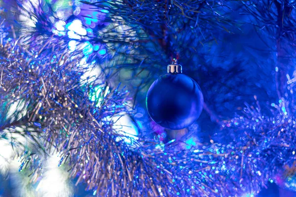 Árbol de Navidad decorado con juguetes y destellos. En el contexto de la tendencia azul 2020 . — Foto de Stock