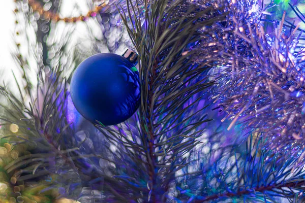 Weihnachtsbaum geschmückt mit Spielzeug und Funkeln. vor dem Hintergrund von Blau, Trend 2020. — Stockfoto