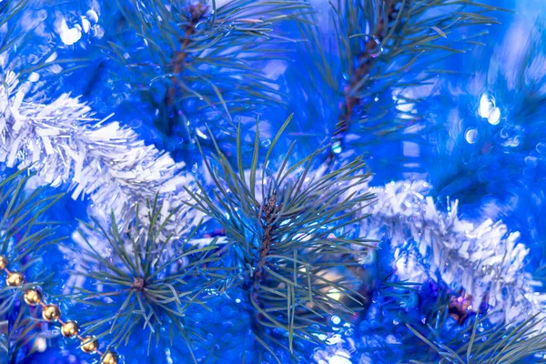 Χριστουγεννιάτικο δέντρο διακοσμημένο με παιχνίδια και λάμψη. Με φόντο το μπλε, τάση 2020. — Φωτογραφία Αρχείου