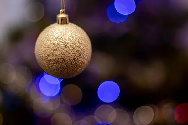 Kerstboom versierd met speelgoed en sprankelingen. Tegen de achtergrond van blauw, trend 2020. — Stockfoto