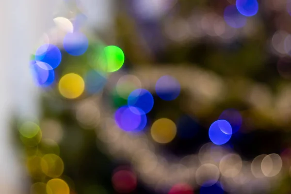 Kerstboom versierd met speelgoed en sprankelingen. Tegen de achtergrond van blauw, trend 2020. — Stockfoto