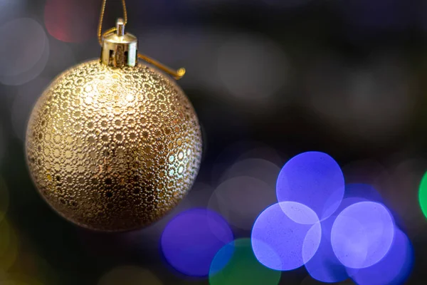 Árvore de Natal decorada com brinquedos e brilhos. Contra o pano de fundo da azul, tendência 2020 . — Fotografia de Stock