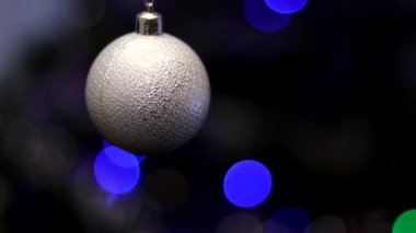 Oyuncak ve parıltılarla süslenmiş Noel ağacı. Mavinin arka planına karşı, eğilim 2020. 