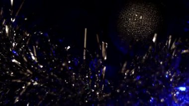 Oyuncak ve parıltılarla süslenmiş Noel trechnoel ağacı. Mavinin arka planında, 2020 trendi oyuncaklar ve ışıltılarla süslenmiş. Mavinin arka planına karşı, eğilim 2020. 