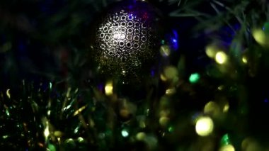Oyuncak ve parıltılarla süslenmiş Noel trechnoel ağacı. Mavinin arka planında, 2020 trendi oyuncaklar ve ışıltılarla süslenmiş. Mavinin arka planına karşı, eğilim 2020. 