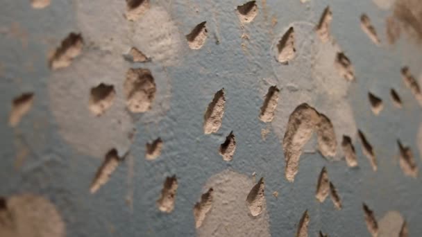 Плиточные Стены Подготовка Ремонту Сломанная Песчаная Поверхность Грубая Текстура Голубого — стоковое видео