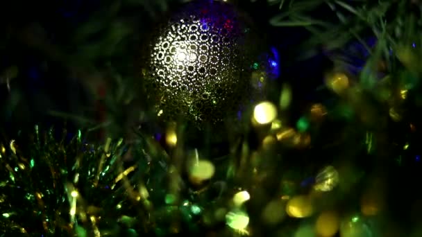 Árvore Natal Árvore Natal Decorada Com Brinquedos Brilhos Contra Pano — Vídeo de Stock