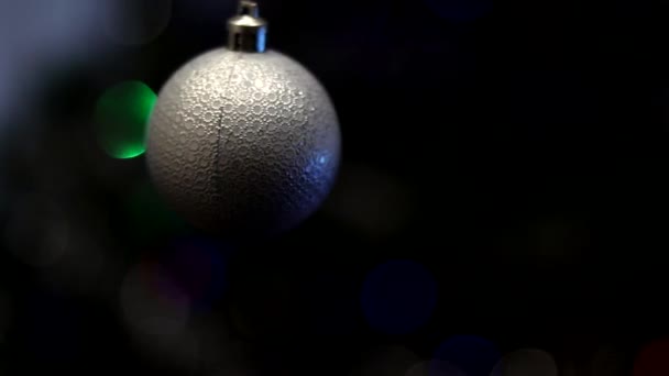 Рождественская Елка Украшена Игрушками Блестками Фоне Синего Тренд 2020 Украшены — стоковое видео