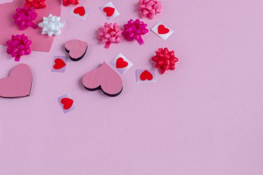 Anneler Günü, Kadınlar Günü, Sevgililer Günü ya da pembe bir arka planda doğum günü.