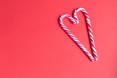 Anneler Günü, Kadınlar Günü, Sevgililer Günü ya da kırmızı arka planda doğum günü. Farklı renkte ve şekerli kalpler.