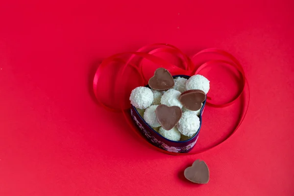 Fête des Mères, Fête des Femmes, Saint Valentin ou anniversaire sur fond rouge. Coeurs de différentes couleurs et bonbons — Photo