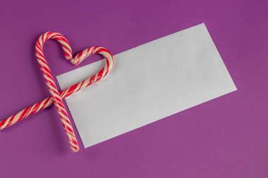 Anneler Günü, kadınlar günü, leylak rengi arka planda sevgililer günü ya da doğum günü. Farklı renk çerçeveli kalpler.