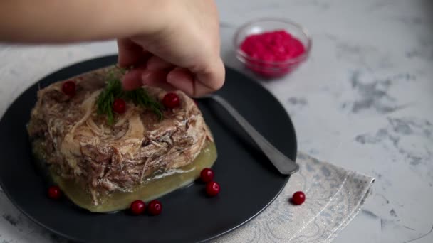 猪肉和鸡肉 传统的俄罗斯菜 用深色盘子盛在碗中的辣根菜旁边 混凝土下的灰色背景 — 图库视频影像