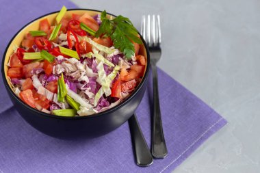 Taze sebzelerden yapılmış diyet salatası. Pekin lahanası, leylak, yeşil domates, yeşil soğan ve kırmızı biber. Zeytin yağı sürülmüş..