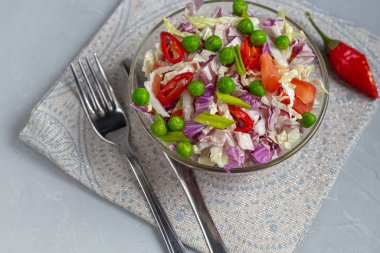 Taze sebzelerden yapılmış diyet salatası. Pekin lahanası, leylak, yeşil domates, yeşil soğan ve kırmızı biber. Zeytin yağı sürülmüş..