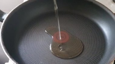 Tabağı hazırlamak için, sebze yağını tavaya dökün. Isınacak ve kızarmış havuç için uygun olacak..