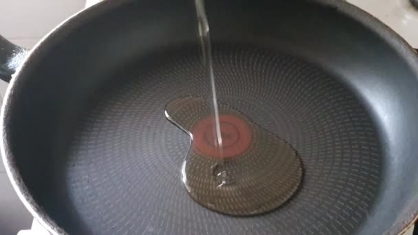 Pro přípravu misky nalijte rostlinný olej do pánve. Zahřeje se a bude vhodný pro smažení mrkve. — Stock video