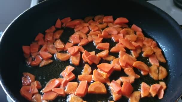 We clean the carrots and prepare for frying. We cut it into thin slices and put it in a transparent, glass bowl. — Stock Video