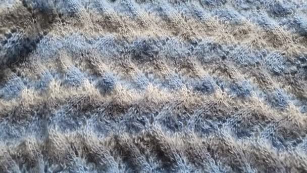 Stricken aus einem Gradienten Garnpullover und Fäden für das Stricken in Nahaufnahme. Schleifen. Stricken als Hobby. Zubehör zum Stricken. — Stockvideo